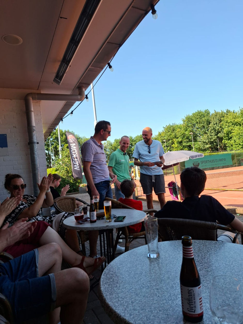 Een prijsuitreiking bij de VTK.